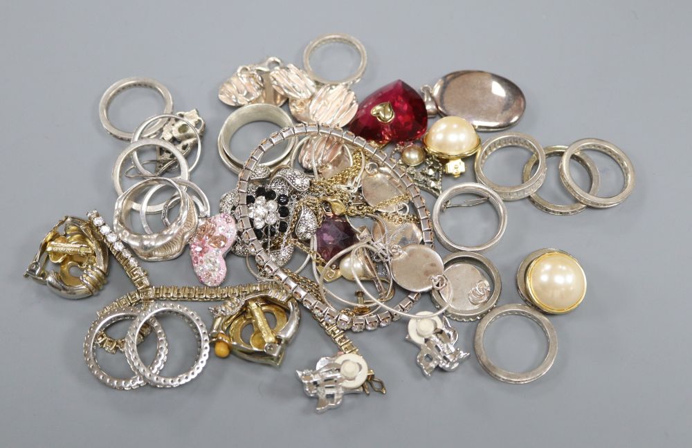 A quantity of assorted jewellery including costume and 925.